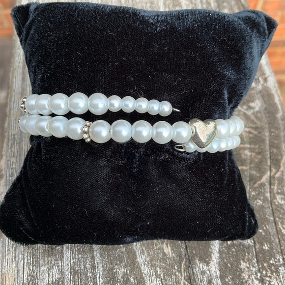 Hand Crafted Elegant White Pearl Memory Wire Bracelet with Silver Hearts Accents - Picture 5 of 7